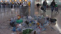 La basura inunda el aeropuerto de Barcelona-El Prat