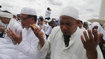 Miles de indonesios marchan contra gobernador de Yakarta acusado de blasfemia