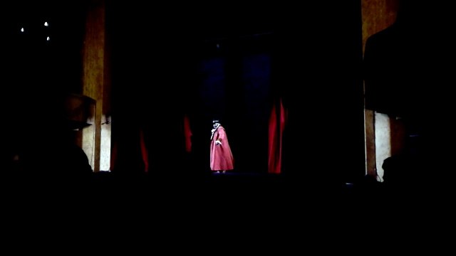 Un coup d'oeil au début de l'opéra rock Le Rouge et le Noir