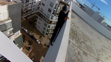 Tractions dans le vide en haut d'un immeuble.