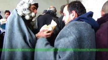 Мирных жителей Алеппо, бежавших от боевиков, кормят перед тем, как отправить в безопасные места