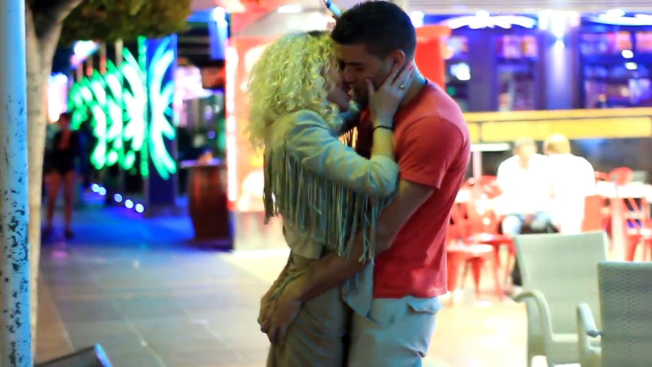 BESOS A CHICAS SEXYS EN LAS PLAYAS DE MALLORCA
