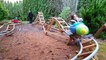 un père construit un roller coaster à ses enfants