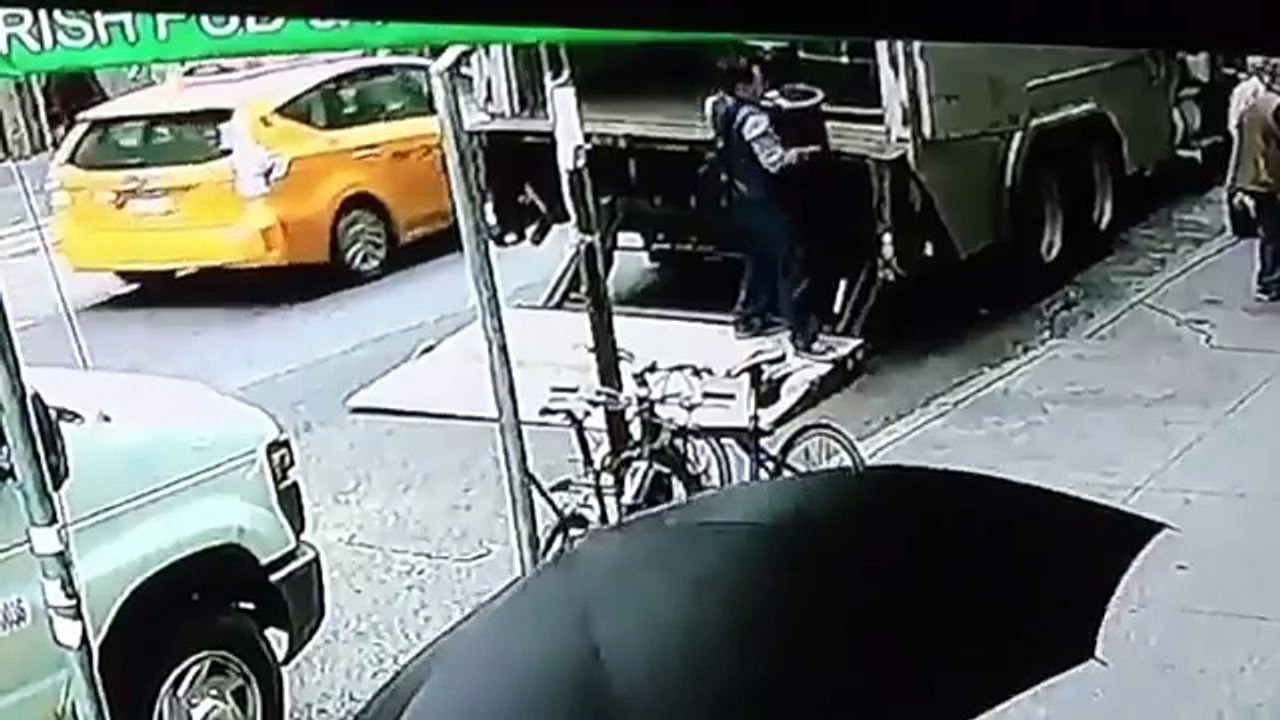 Il voit un fourgon blindé ouvert, se sert et repart avec seau rempli d'or (New-York)