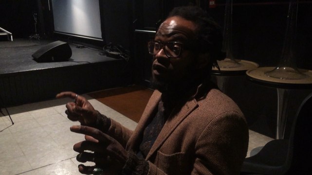 Tété échange avec quelques fans à la Luciole.