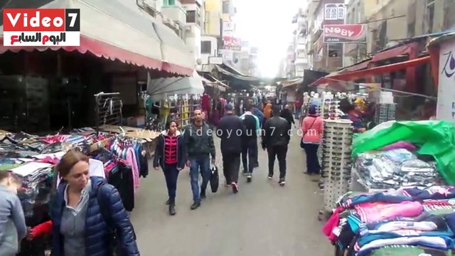 إقبال على أسواق بورسعيد رغم سوء حالة الطقس