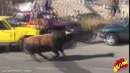 Un taureau soulève un 4x4 lors d'un festival en Espagne et perce un reservoir