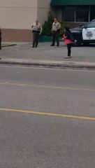 USA : Une femme menace des policiers avec des couteaux et se fait taser