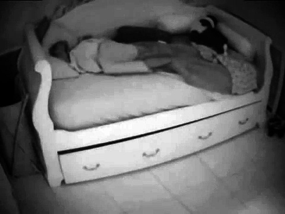 Ce que la caméra de surveillance de la chambre de leur fille filme, est terrifiant
