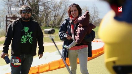 "13h15". Myopathie : le baptême de l'air en parapente du petit Apollo
