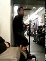 Pazzo in metropolitana strimpella la chitarra e sbatte ripetutamente la testa sulla parete