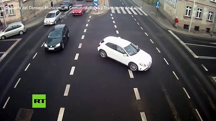 Así fue como una mujer evitó ser atropellada por un carro