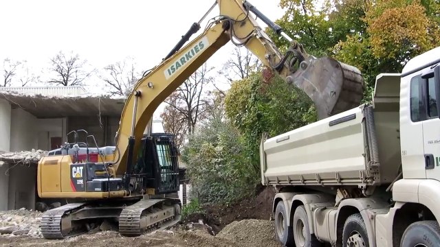 CAT 329E DIGGING SAND on trucks - Excavator Cat 329E load truck