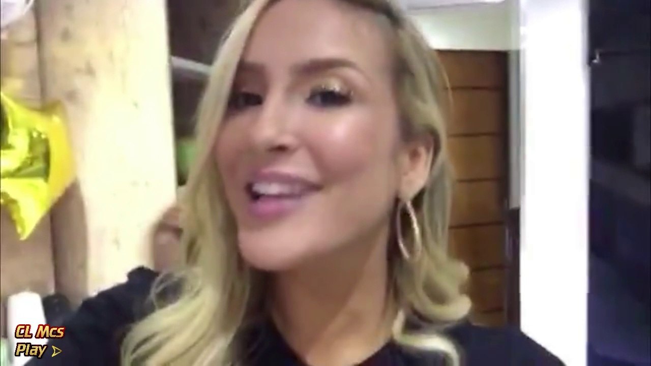CLAUDIA LEITTE RECEBE BOLO DE 15 ANOR DE CARNATAL