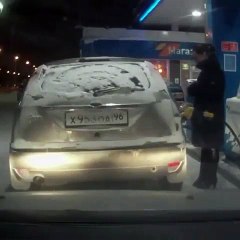 Benzin Pompasını Çakmakla Test Eden Kadın