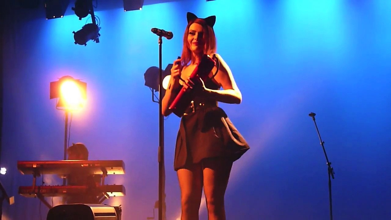 [HD] Elodie frégé -" Ma langue au chat" CONCERT (14/03/15)