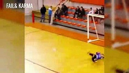 Télécharger la video: Funny Football Moments 2016 - Goals  Fails  Football Vines Soccer Football Fails 2016