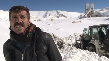 Uzun hava söyleyerek kurtarılmayı bekledi