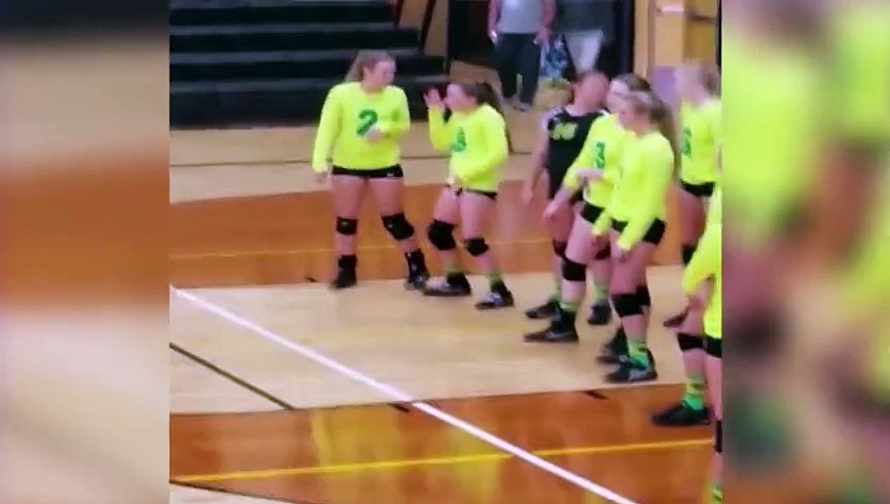 Une jeune volleyeuse se tape la honte 2 fois en 30 secondes