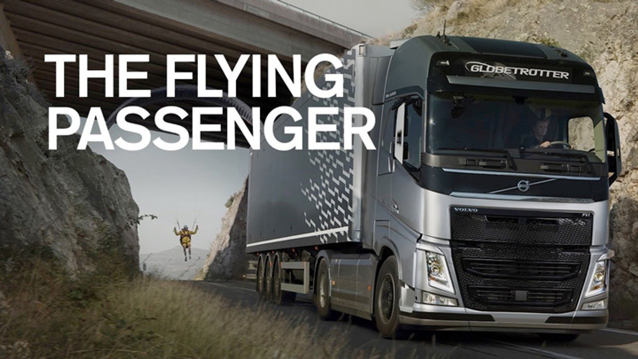 Un camion tracte un parapentiste