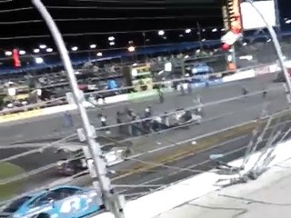 Un accident de nascar filmé de si près que vous allez halluciner