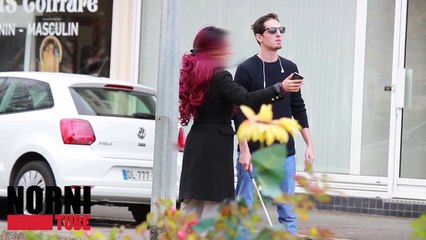 Comme il est aveugle, elle n'a aucun scrupule à le voler !