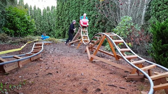 Un papy construit des montagnes russes pour ses enfants