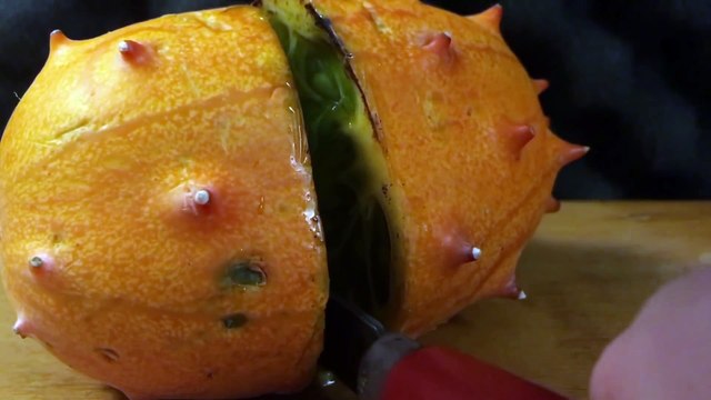 Couper des objets avec un couteau chauffé à blanc !