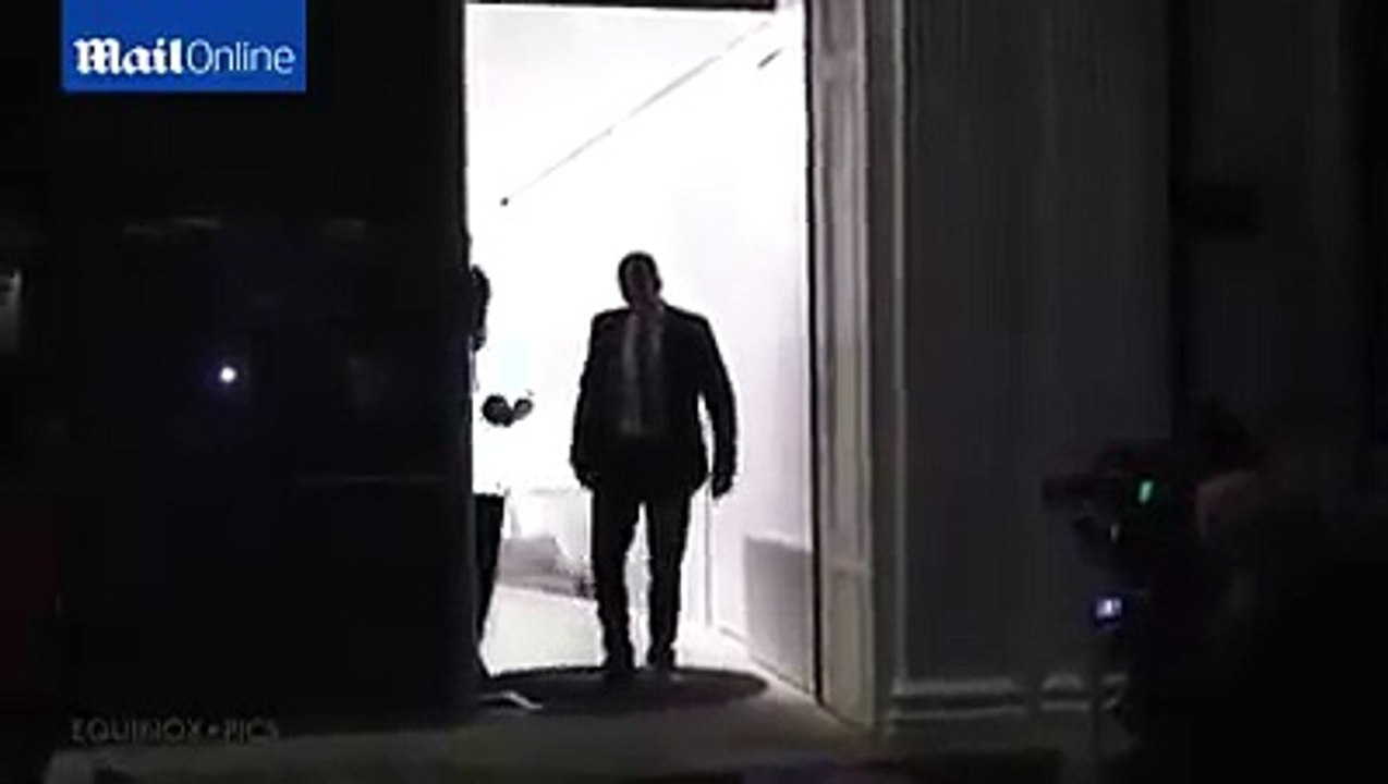 ديفيد بيكهام يغادر حفل خاص بعد تبول زوجته على ملابسها وهي سكرانه