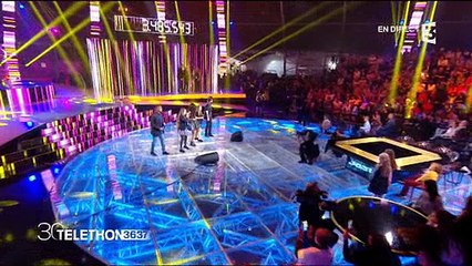 La gaffe hier soir du groupe "Kids United" qui demande au public du Téléthon de... se mettre debout !