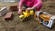 Excavator toys Đồ chơi máy xúc đào cát tìm đồ chơi trẻ em by Giai tri cho Be yeu