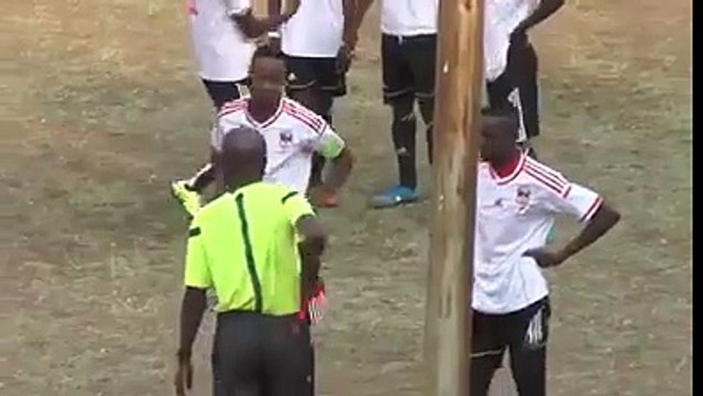 Il frappe l'arbitre pour lui avoir donner un carton rouge