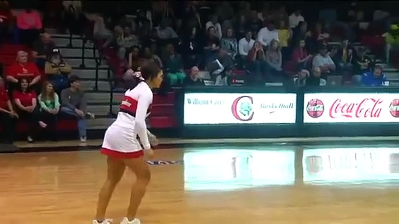 Cheerleader half court trick shot   Cheerleader wirft flic flac korb!