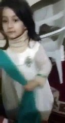 Video of the Cute Pakistani girl is going viral on Internet