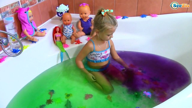Развлечение для детей Много Игрушек Ярослава Купается и Красит Воду! Fun for kids Bath Time