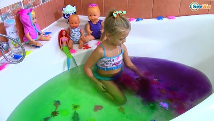Развлечение для детей Много Игрушек Ярослава Купается и Красит Воду! Fun for kids Bath Time