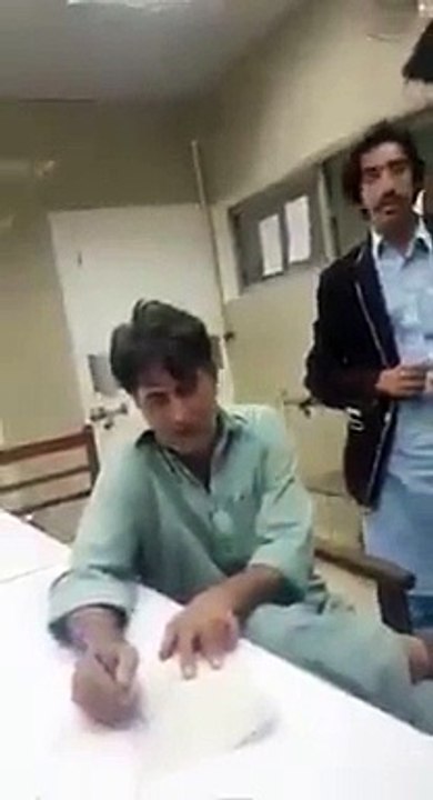 Quetta Ke Hospital Main Doctor Sharab Ke Nashe Main Dhut Mareezon Ka Ilaaj Karte Hue