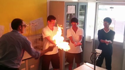 Le Jeu des bulles de gaz propane enflammées