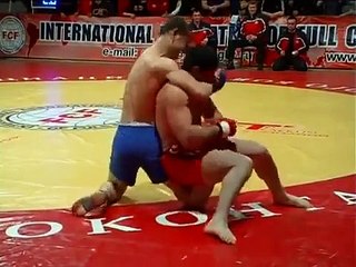 Il se fait casser le genoux par son adversaire mais gagne le combat malgré tout