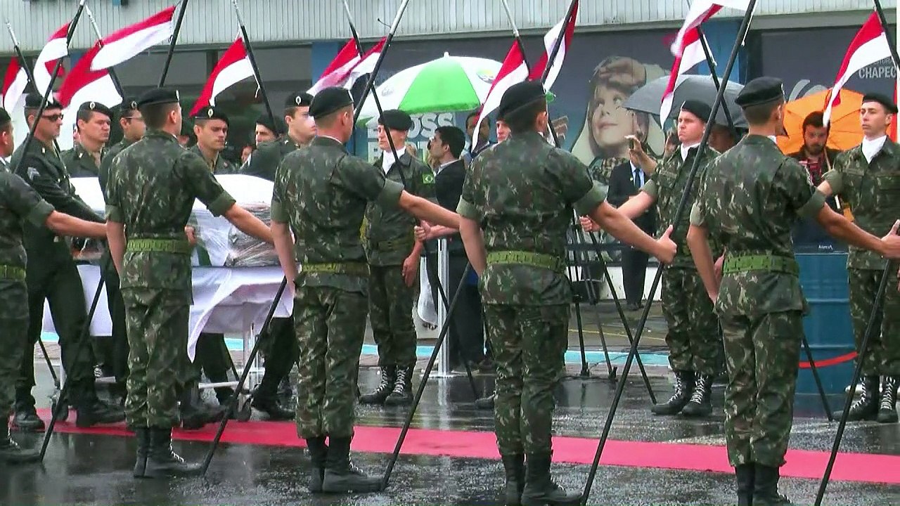 Sob forte chuva, Chapecó se despede de seus heróis