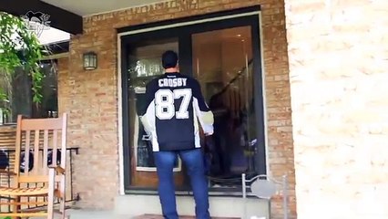 Penguins' Crosby plays driveway hockey