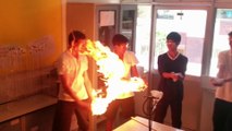 Des étudiants se passent une boule de propane en feu