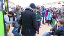 Мирные жители возвращаются в освобожденные районы Алеппо от боевиков