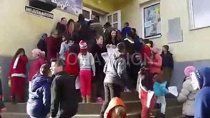 Nxënësit po bojkotojnë mësimin në Zym të Hasit, shkak zëvendësimi i arsimtares