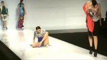 Female Model Fell Down on the Ramp In Fashion Show - Amazing Videos - Funny Videos-Funny Clips