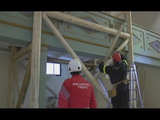 Macerata - Terremoto, strutture di legno per alleggerire mura danneggiate (03.12.16)