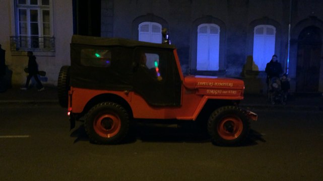 Des flambeaux dans les rues de la ville