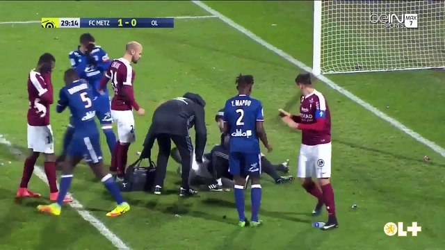 Les images inadmissibles du match Metz-Lyon arrêtés après des jets de pétards sur le gardien lyonnais