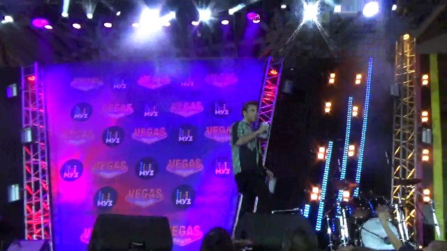 Артем Шалимов на сцене