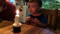 Малыш не мог задуть свечу. Отец нашел выход